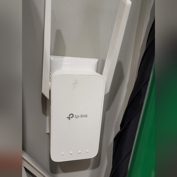 TP-Link Wi-Fi Range Extender - Picture 1 of 5